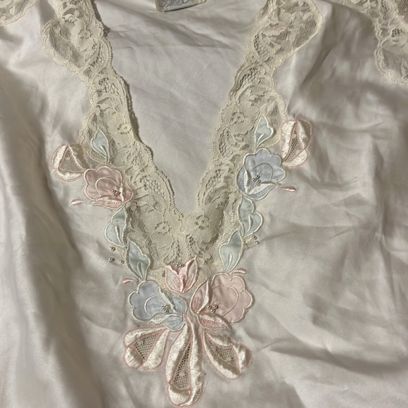 Vintage Beth Lingerie Nightgown. - Picture 3 of 16